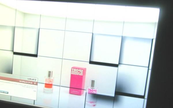 香水魔幻世界：全息透明展示柜的奇妙魅力