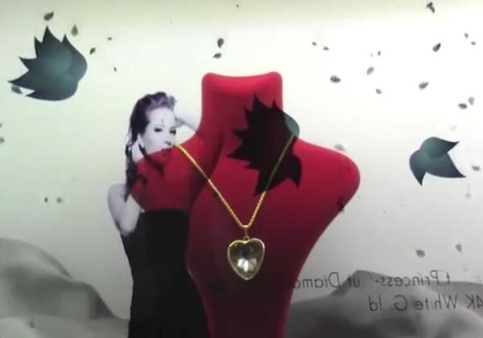 透明屏幕媒介：項(xiàng)鏈飾品的視覺(jué)盛宴