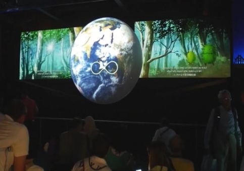 多媒體展示：當(dāng)科技與藝術(shù)相交織